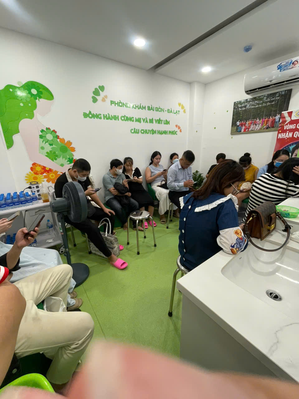 Phòng chờ HAMEC đông đúc khách hàng